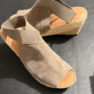 NWOT Kenneth Cole Gentle Souls Women's Cream Espadrilles